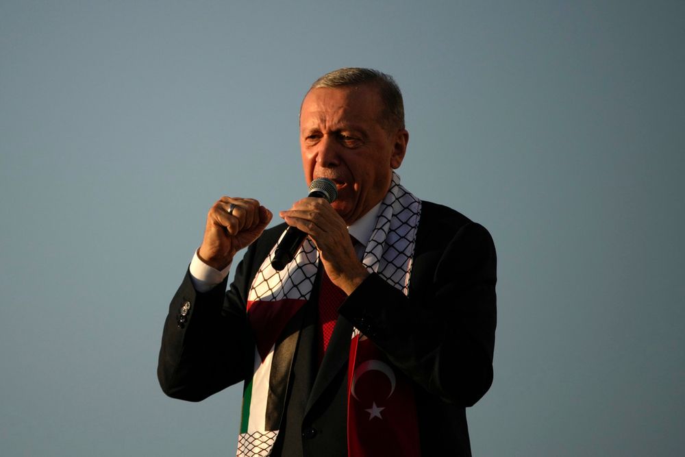 الرئيس التركي رجب طيب أردوغان يتحدث إلى الحاضرين خلال مسيرة لإظهار تضامنهم مع الفلسطينيين، في إسطنبول، تركيا، السبت 28 أكتوبر 2023