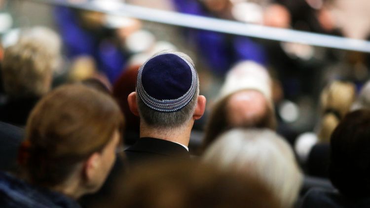 Illustration - Homme juif portant une kippa en public