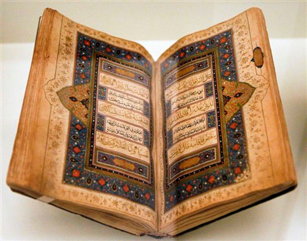 تُعرض مخطوطة للقرآن الكريم من الهند عام 1682 م في معرض كنوز متحف الآغا خان في متحف مارتين غروبيوس باو في برلين تُعرض مخطوطة للقرآن الكريم من الهند عام 1682 م في معرض كنوز متحف الآغا خان في متحف مارتين غروبيوس باو في برلين