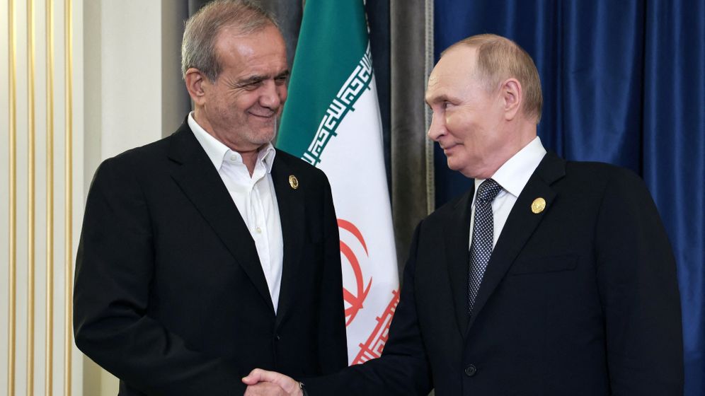 Le président russe Vladimir Poutine et le président iranien Masoud Pezeshkian