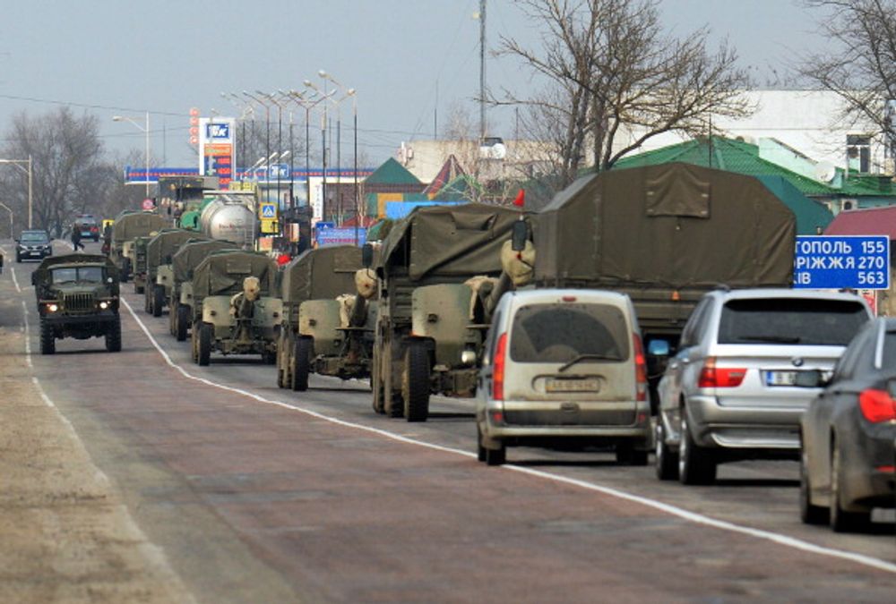 Des camions militaires banalisés appartenant aux forces russes se dirigent en convoi vers la zone frontalière entre la Crimée et la région ukrainienne de Kherson.