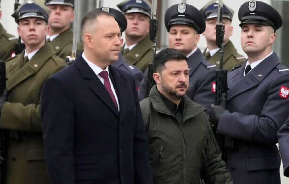 Le président polonais Karol Nawrocki (à gauche) et le président ukrainien Volodymyr Zelensky assistent à une cérémonie officielle d’accueil avant leur rencontre au Palais présidentiel de Varsovie, en Pologne, le 19 décembre 2025.