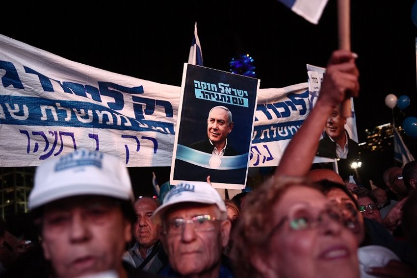 i24NEWS - Pro-Netanyahu supporters rally for embattled PM ...