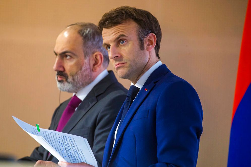 French President Emmanuel Macron (R) and Armenian Prime Minister Nikol Pashinyan in Paris, France.
