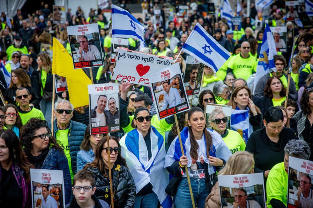Les Israéliens regardent la libération de trois otages de la captivité du Hamas dans le cadre d'un accord entre Israël et le Hamas, sur la place des Otages à Tel-Aviv, le 8 février 2025