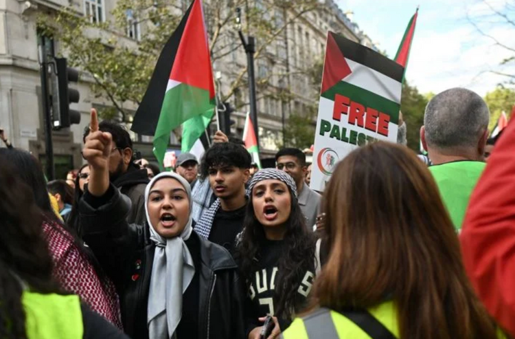Des militants et sympathisants pro-palestiniens lors d'une "Marche pour la Palestine", dans le centre de Londres, le 5 octobre 2024. 


