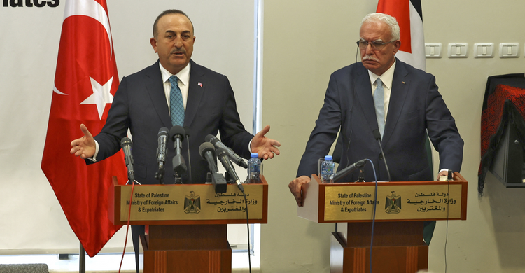 Le ministre palestinien des Affaires étrangères, Riyad al-Maliki, et le ministre turc des Affaires étrangères, Mevlut Cavusoglu, assistent à une conférence de presse après leur rencontre dans la ville de Ramallah, en Cisjordanie le 24 mai 2022.