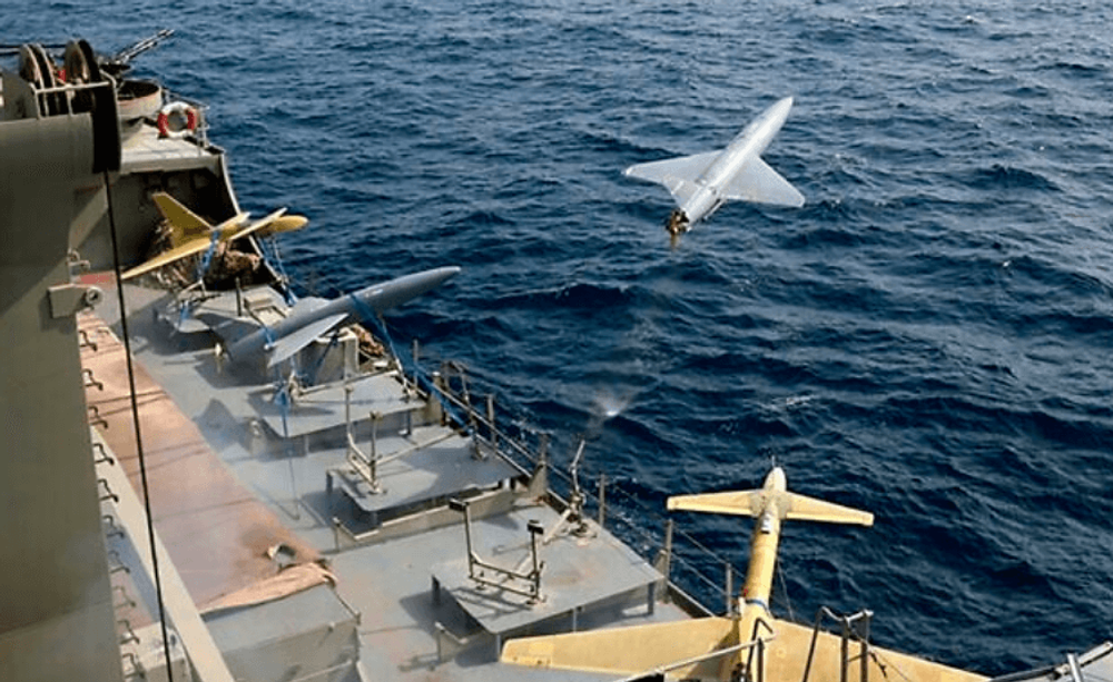 Sur cette photo publiée par l'armée iranienne, un drone est lancé depuis un navire de guerre lors d'un exercice militaire de drone en Iran.