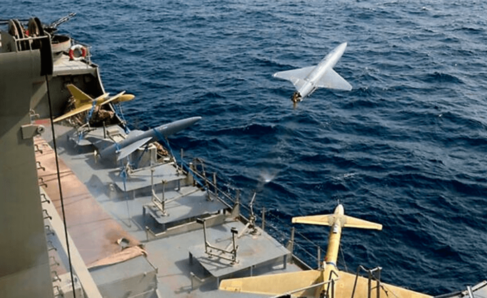 Sur cette photo publiée par l'armée iranienne, un drone est lancé depuis un navire de guerre lors d'un exercice militaire de drone en Iran.