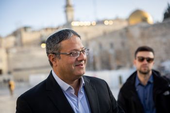 إيتامار بن غفير بعد زيارة الحرم القدسي، عند حائظ المبكى في البلدة القديمة بالقدس في 31 مارس