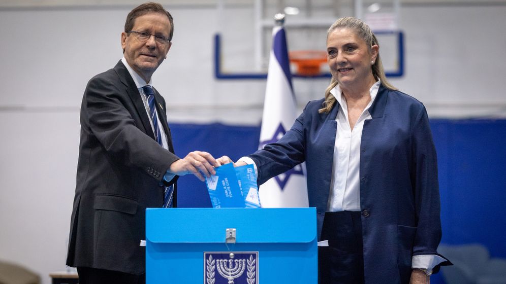 הנשיא הרצוג ורעייתו מצביעים, יום הבחירות