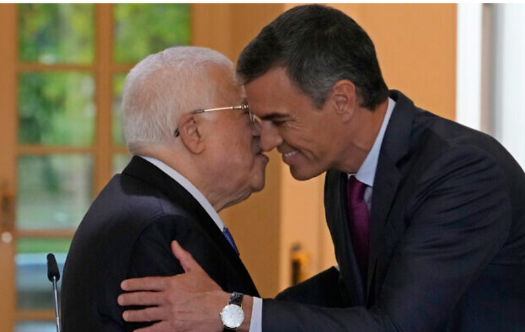Le président de l'Autorité palestinienne Mahmoud Abbas, à gauche, et le Premier ministre espagnol Pedro Sanchez s'embrassent après une déclaration commune au palais de la Moncloa à Madrid, Espagne, jeudi 19 septembre 2024.