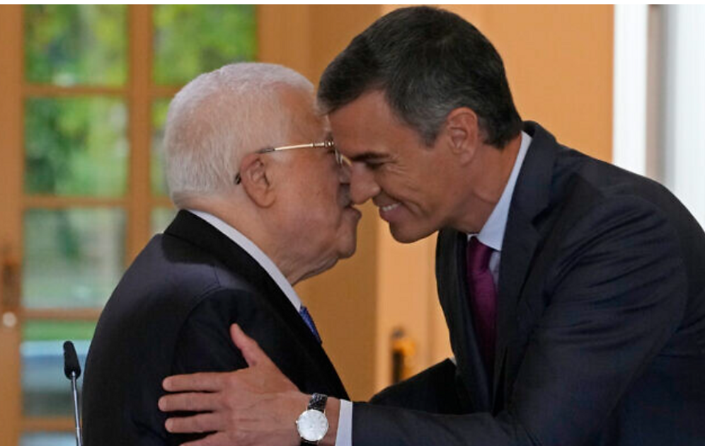 Le président de l'Autorité palestinienne Mahmoud Abbas, à gauche, et le Premier ministre espagnol Pedro Sánchez
