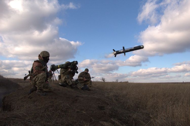 Ukrainian servicemen firing an FGM-148 Javelin, a US anti-tank missile, during training in the Donetsk region, December 22, 2012.