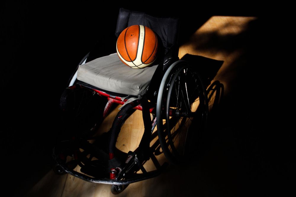 Illustration - Un ballon de basket sur un fauteuil roulant lors d'un championnat organisé par la Croix-Rouge, le 10 décembre 2014
