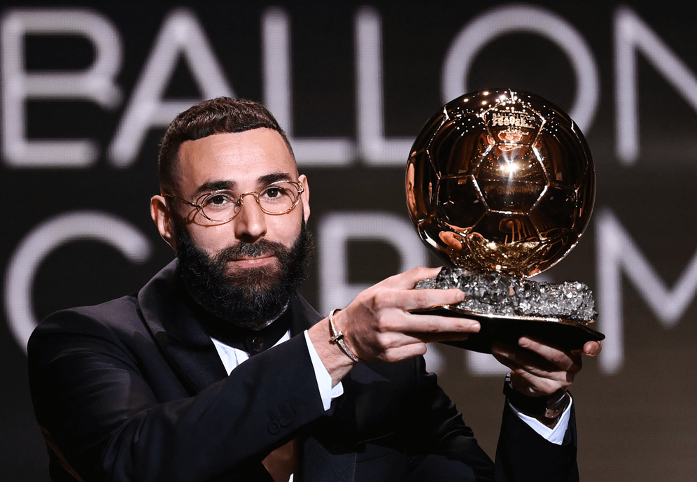 L'attaquant français du Real Madrid, Karim Benzema, reçoit le prix du Ballon d'Or lors de la cérémonie de remise du Ballon d'Or France Football 2022 au Théâtre du Châtelet à Paris, le 17 octobre 2022.