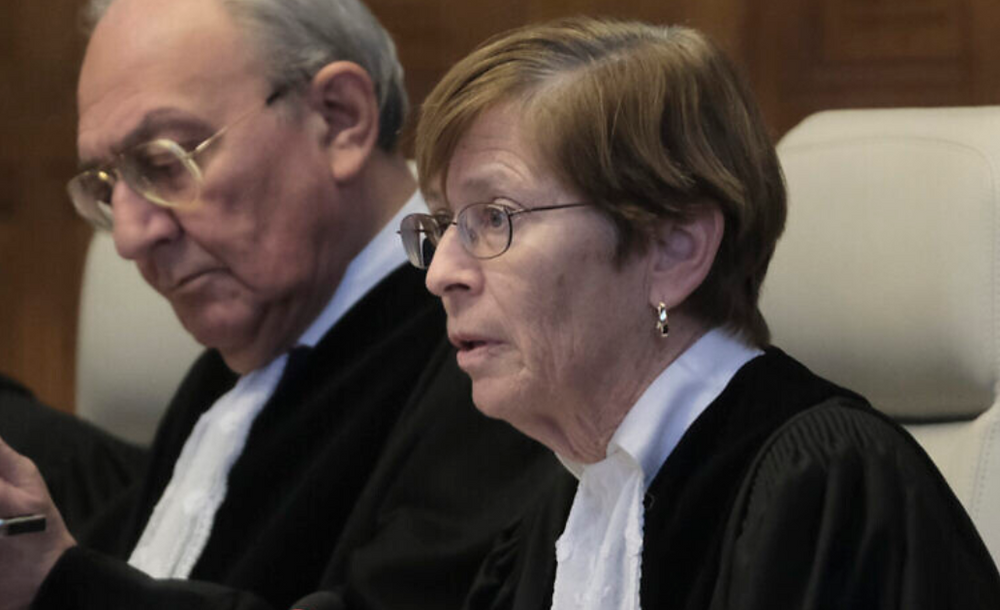 La juge présidente Joan Donoghue, à droite, ouvre la session à la Cour internationale de justice à La Haye, Pays-Bas, vendredi 26 janvier 2024.