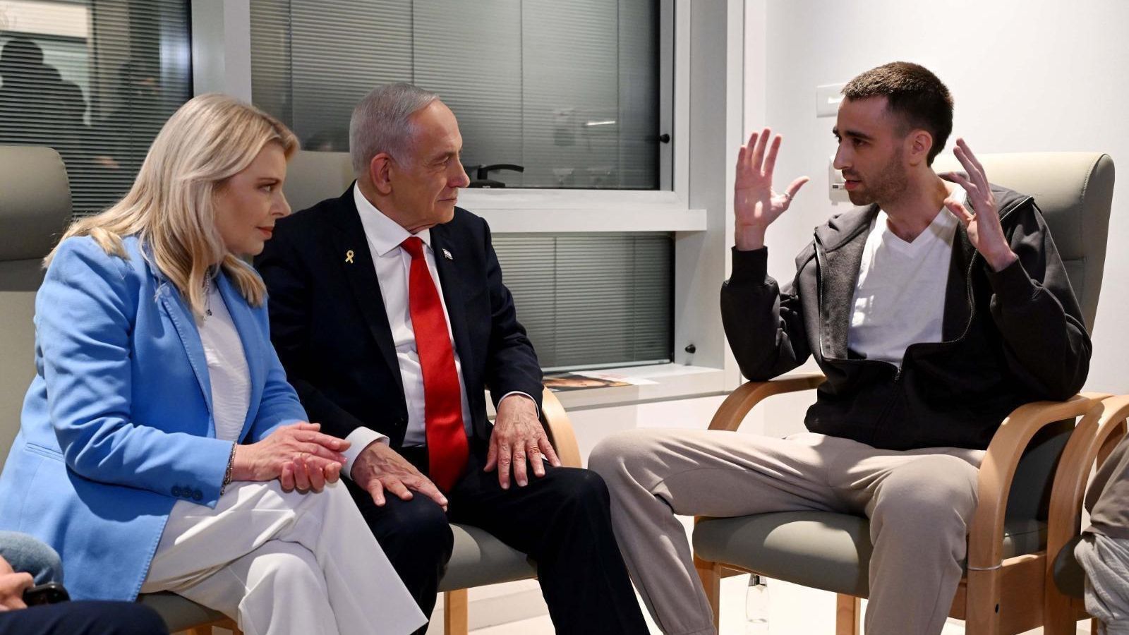 Benjamin Netanyahou rencontre des otages libérés à l'hôpital Beilinson