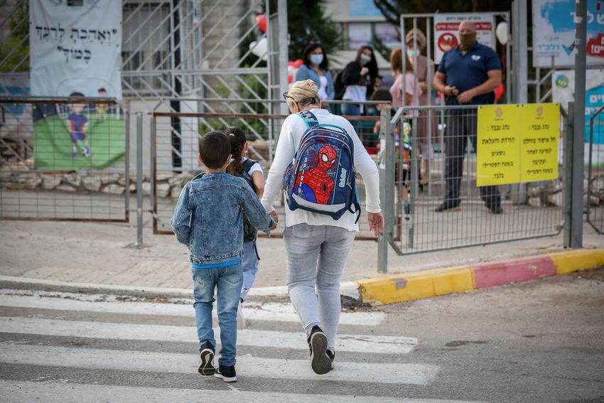 Des enfants israéliens se rendent à l'école à Tzfat le premier jour de leur retour en classe le 1er novembre 2020