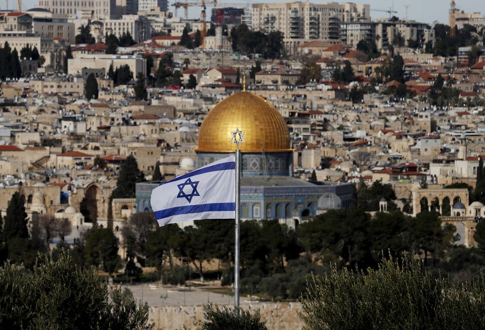 AFP / AHMAD GHARABLI Une vue générale montrant un drapeau israélien flottant sur le Mont des Oliviers et la vieille ville de Jérusalem, le 27 janvier 2020