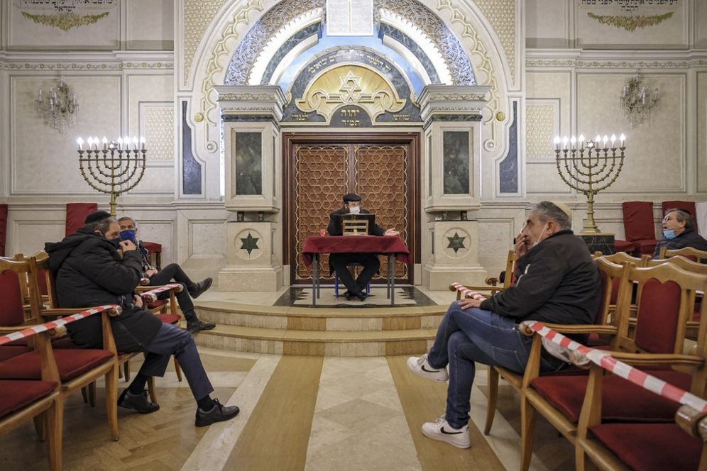 Un rabbin fait un sermon à la synagogue de Beth El dans la ville de Casablanca, le 5 janvier 2021.