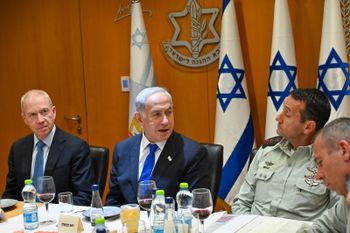 Le Premier ministre israélien Benjamin Netanyahou aux côtés du chef d'état-major de Tsahal Herzi Halevi et du ministre de la Défense Yoav Galant, le 4 avril 2023