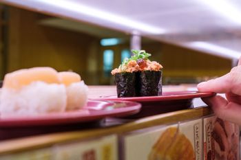 Assiette de sushis sur un tqpis roulant