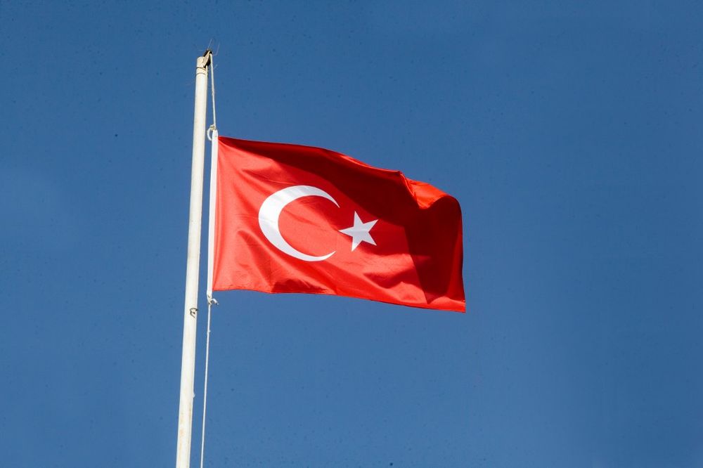 Un drapeau national turc flotte lors d'une cérémonie dans la partie nord de Nicosie, la capitale de la République turque autoproclamée de Chypre du Nord (RTCN) le 19 octobre 2020.