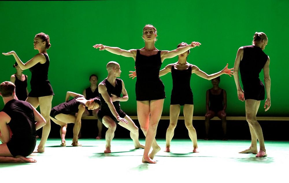 Des danseurs de la Batsheva Dance Company basée à Tel Aviv interprètent une scène de "Hora" d'Ohad Naharin