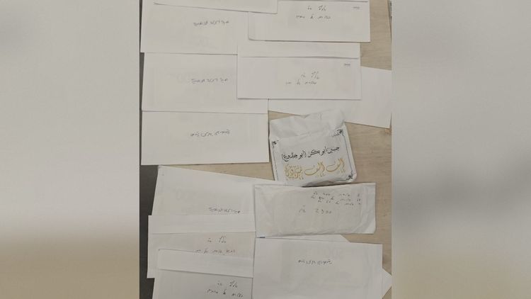 Les enveloppes contenant de l'argent saisies il y a deux jours au domicile de certains suspects
