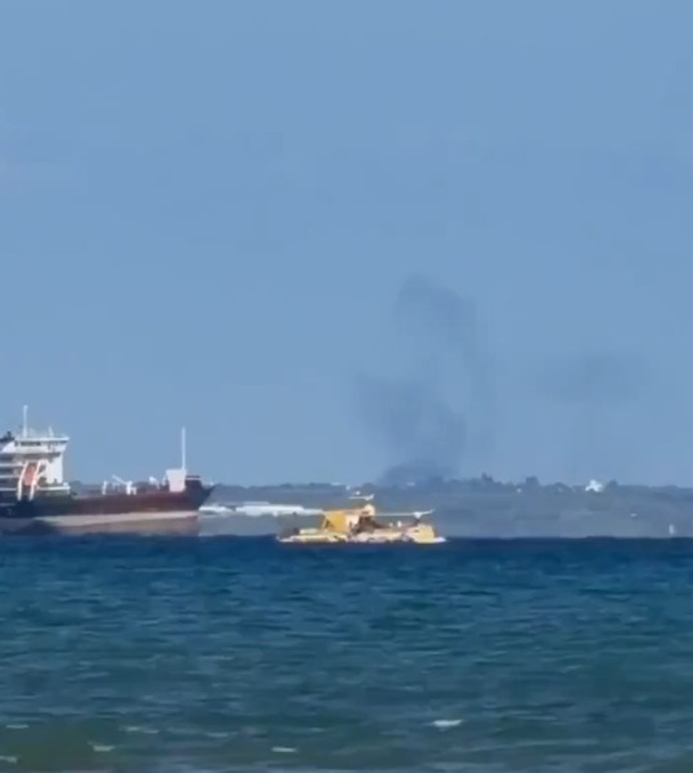 עשן עולה באזור בסיס חיל האוויר הבריטי אקרוטירי בקפריסין 
