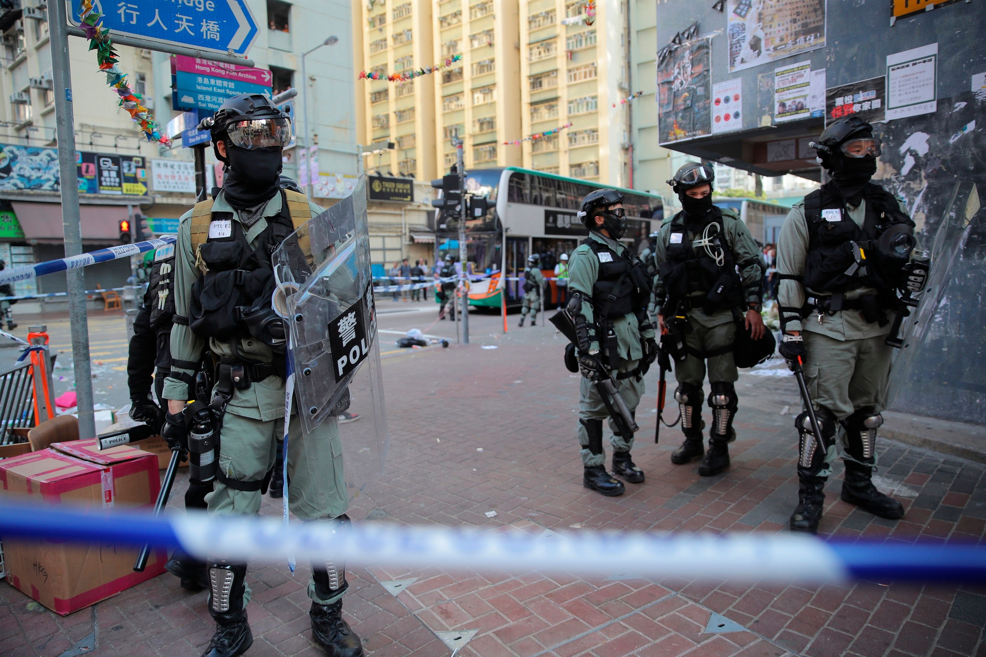 i24NEWS - Rare daytime violence in Hong Kong after police use live ammo