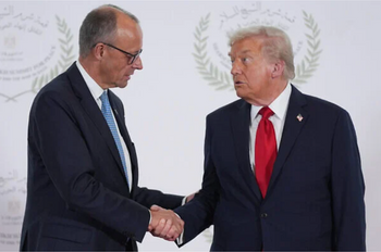 Le président américain Donald Trump (à droite) salue le chancelier allemand Friedrich Merz lors d’un sommet visant à soutenir la fin de la guerre entre Israël et le Hamas à Gaza, le 13 octobre 2025, à Charm el-Cheikh, en Égypte. 