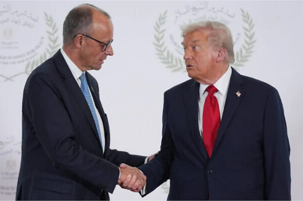 Le président américain Donald Trump (à droite) salue le chancelier allemand Friedrich Merz lors d’un sommet visant à soutenir la fin de la guerre entre Israël et le Hamas à Gaza, le 13 octobre 2025, à Charm el-Cheikh, en Égypte. 