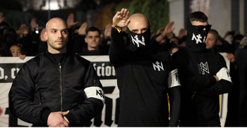 Des membres du groupe néonazi espagnol Nucleo Nacional font le salut nazi lors d'une manifestation organisée pour protester « contre les politiciens corrompus » devant le Congrès espagnol à Madrid, le 8 novembre 2025.