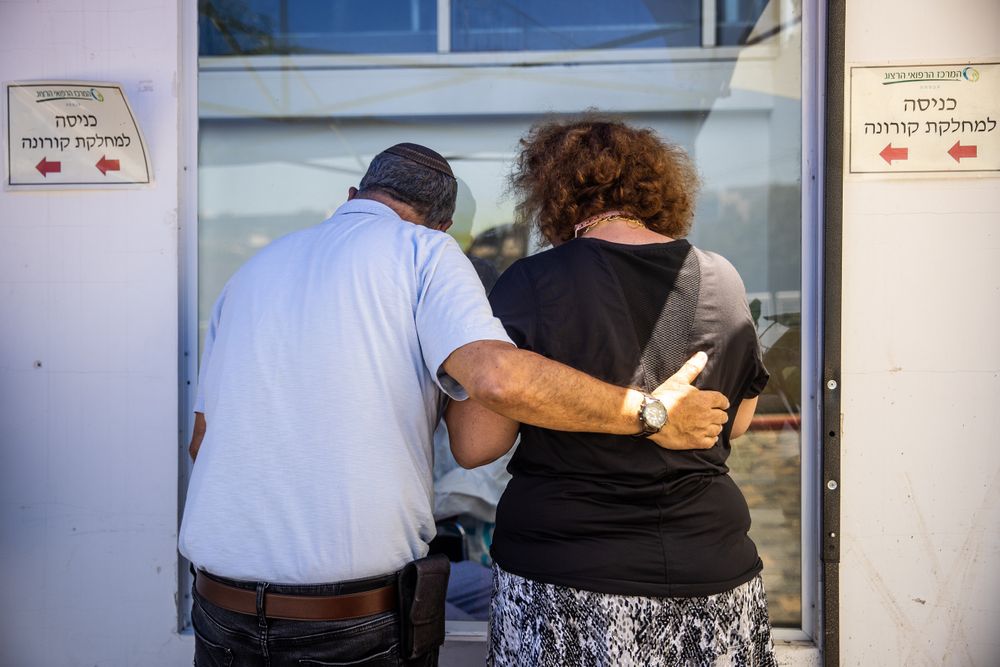 Une femme parle à travers une fenêtre à sa mère hospitalisée à l'unité Covid du centre médical Herzog à Jérusalem, le 29 juillet 2021