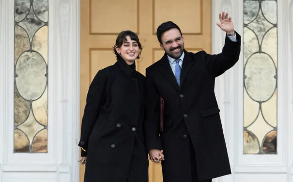 Le maire de New York Zohran Mamdani, à droite, et son épouse Rama Duwaji saluent les médias après une conférence de presse à Gracie Mansion, le 12 janvier 2026 à New York.