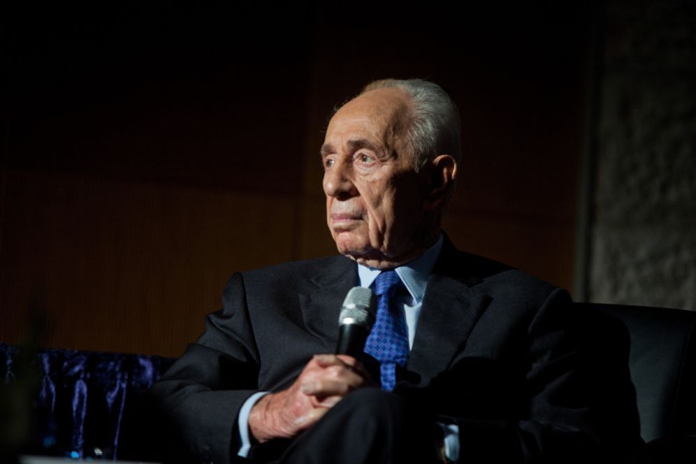 Shimon Peres at the Ministry of Finance in Jerusalem on November 2, 2015.