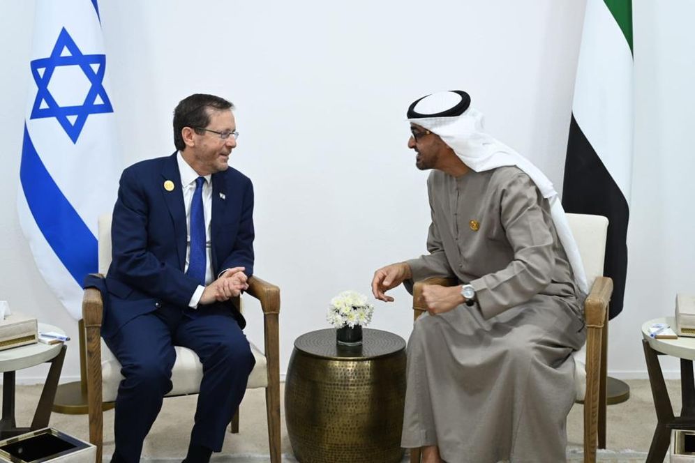 Haim Zach/GPO الرئيس الإسرائيلي إسحاق هرتسوغ، ورئيس دولة الإمارات الشيخ محمد بن زايد آل نهيان، في مؤتمر كوب27 في شرم الشيخ