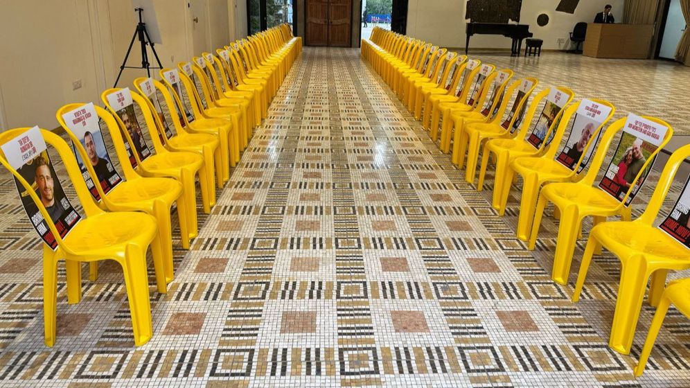 59 chaises jaunes vides pour les otages toujours retenus à Gaza, lors de la cérémonie de remise des distinctions présidentielles aux soldats méritants, le 01/05/2025