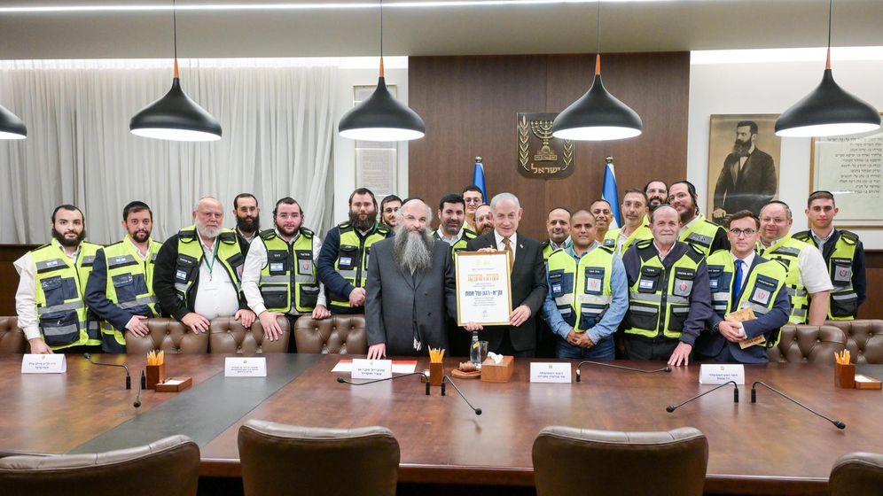 Benjamin Netanyahou reçoit des responsables et des bénévoles de ZAKA à son bureau à Jérusalem, le 16.01.2026