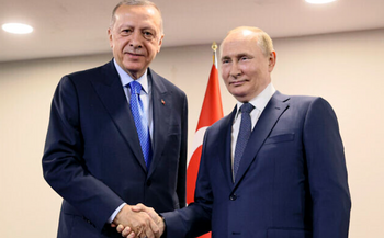 Le président russe Vladimir Poutine, à droite, et le président turc Recep Tayyip Erdogan posent pour une photo lors de leur rencontre au palais Saadabad, à Téhéran, en Iran, mardi 19 juillet 2022.