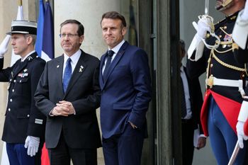 Les présidents Emmanuel Macron et Isaac Herzog à l'Elysée le 25 juillet