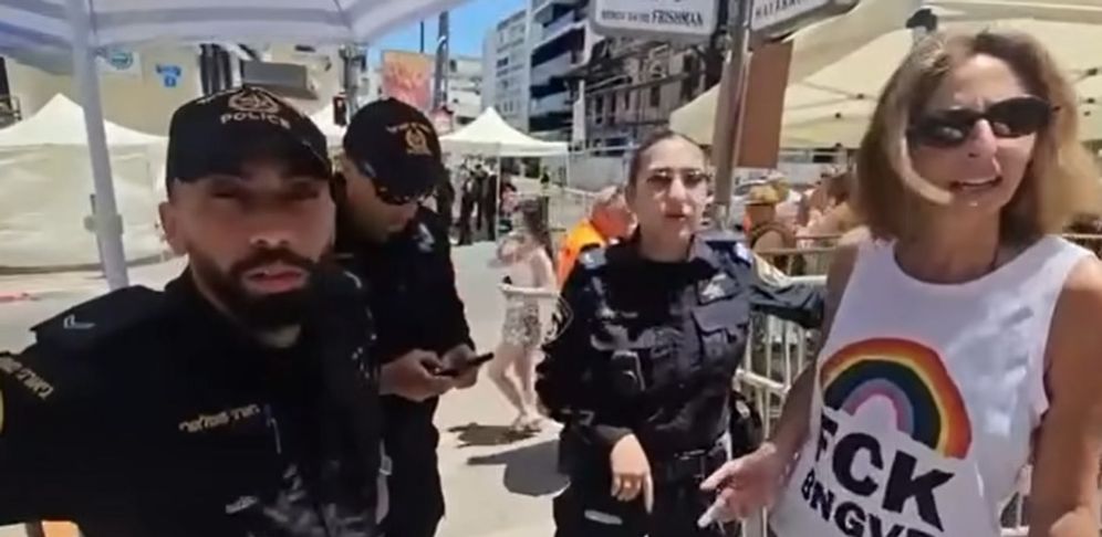 צילום מסך מתוך סרטון של אודי סלמנוביץ המשטרה ביקשה מצועדת להוריד חולצה של "FCK BNGVIR"
