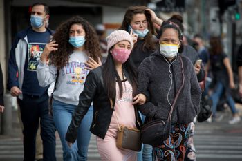 עוטים מסכות בתל אביב, ארכיון