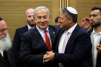 Le Premier ministre israélien Benjamin Netanyahou (G) salue le ministre de la Sécurité nationale Itamar Ben-Gvir, le 23 mai 2023, au Parlement à Jérusalem.