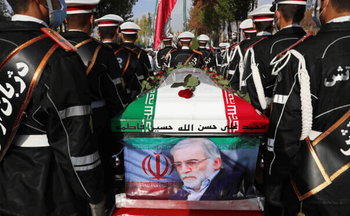 Des militaires se tiennent près du cercueil drapé du drapeau de Mohsen Fakhrizadeh, un scientifique tué vendredi, lors d'une cérémonie funéraire à Téhéran, en Iran, le 30 novembre 2020.