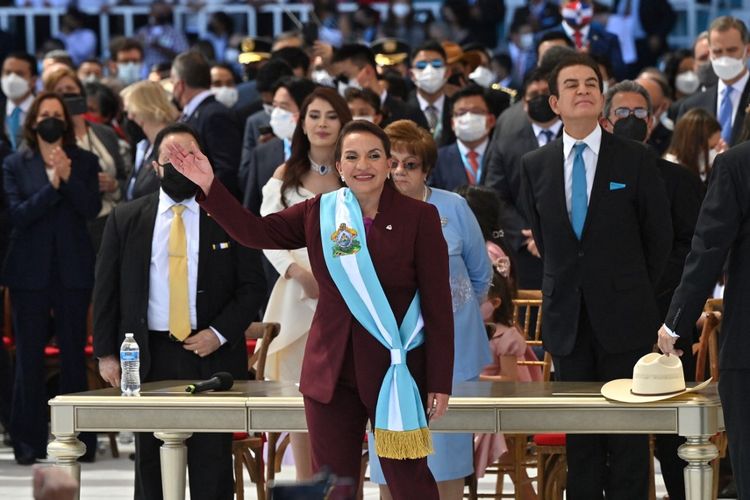 Honduran president-elect Xiomara Castro waves after swearing in during her inauguration ceremony, in Tegucigalpa, Honduras, on January 27, 2022.
