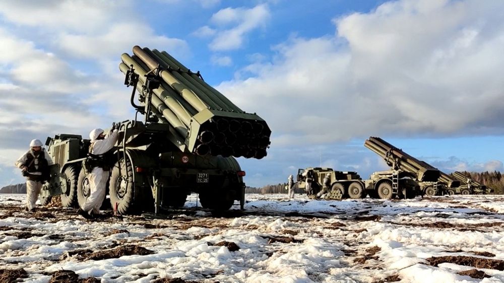 Des systèmes de lance-roquettes Uragan (Ouragan) lors d'exercices conjoints des forces armées de Russie et de Biélorussie, sur un champ de tir près de Brest, le 12 février 2022