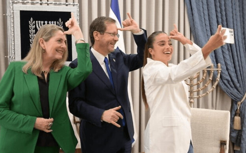 Noa Kirel (R) with Israel's President Isaac Herzog and his wife Michal.